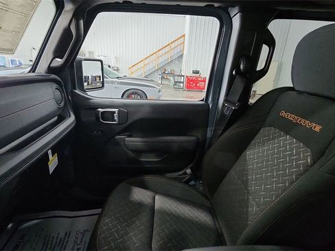 Used 2025 Jeep Gladiator Mojave w/ Convenience Group image 11