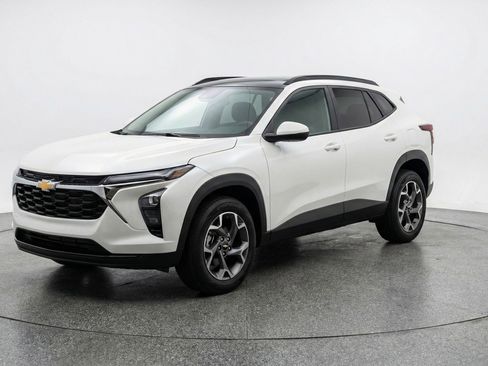 Used 2025 Chevrolet Trax LT image 3