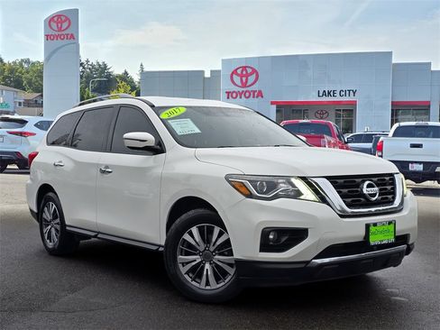 Used 2017 Nissan Pathfinder SV image 1