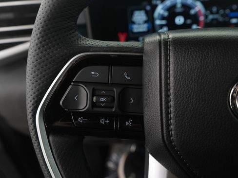 Used 2025 Toyota Sequoia 4WD image 32