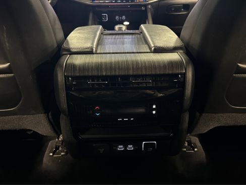 Used 2024 Jeep Wagoneer Series II w/ Flexible Seating Group image 41