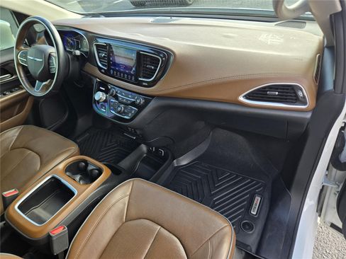 Used 2017 Chrysler Pacifica Limited FWD image 18