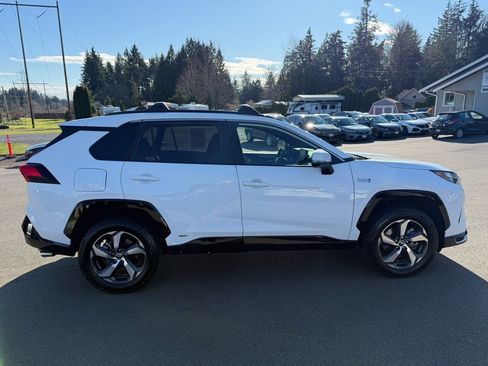 Used 2022 Toyota RAV4 SE w/ Weather & Moonroof Package image 6