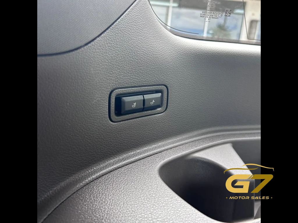 Used 2019 Ford Expedition XLT w/ Equipment Group 202A AWD/4WD image 27
