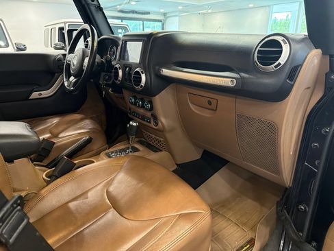 Used 2015 Jeep Wrangler Unlimited Sahara w/ Connectivity Group AWD/4WD image 23