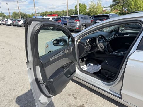 Used 2017 Ford Fusion SE FWD image 13