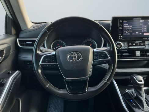 Used 2021 Toyota Highlander XLE AWD/4WD image 13