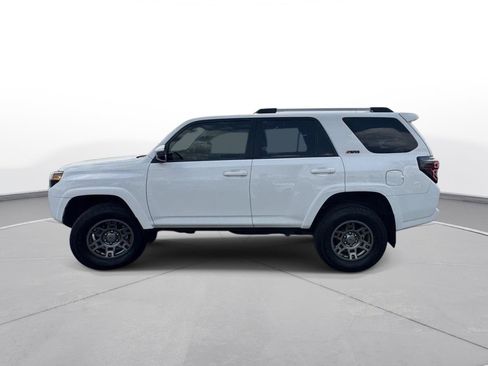 Used 2018 Toyota 4Runner SR5 AWD/4WD image 9