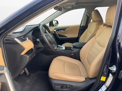 Used 2021 Toyota RAV4 XLE Premium image 11