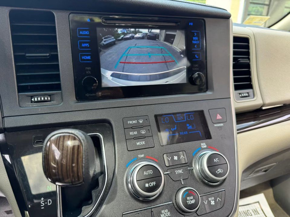 Used 2015 Toyota Sienna XLE FWD image 27