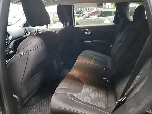 Used 2020 Jeep Cherokee Latitude w/ Cold Weather Group image 10