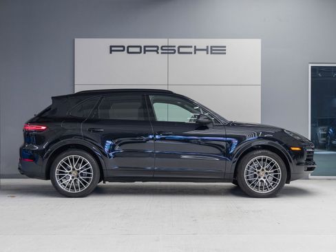 Used 2022 Porsche Cayenne Platinum Edition image 8