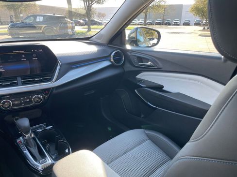 Used 2025 Chevrolet Trax LT image 38