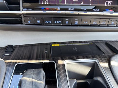 Used 2023 Toyota Sienna Limited image 38