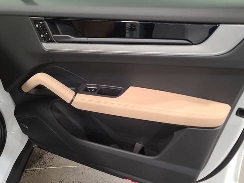 New 2026 Porsche Cayenne image 28