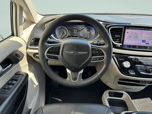 Used 2024 Chrysler Pacifica Touring-L FWD image 31