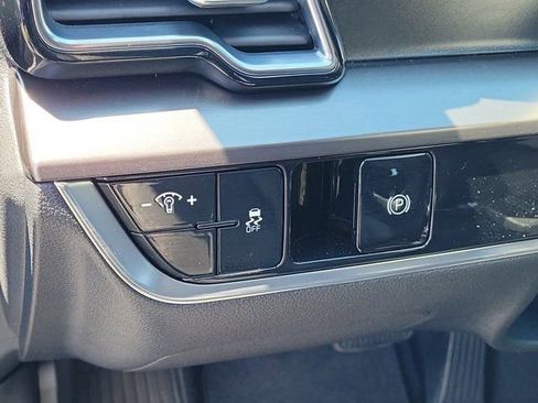 Used 2025 Kia Sportage EX FWD image 18