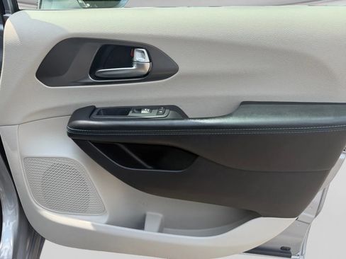 Used 2021 Chrysler Pacifica Touring-L FWD image 31