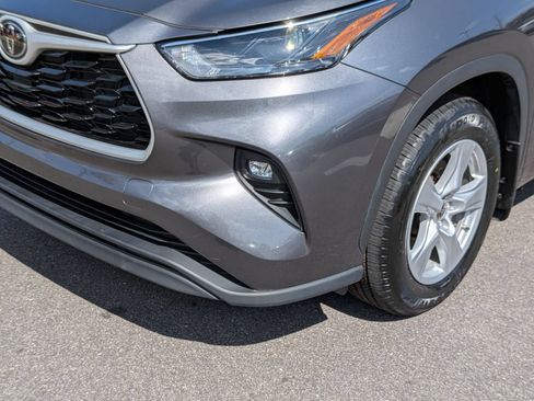 Used 2024 Toyota Highlander LE FWD image 9