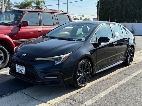 Used 2026 Toyota Corolla SE FWD image 2