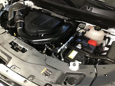 Used 2025 Chevrolet Traverse LT image 28