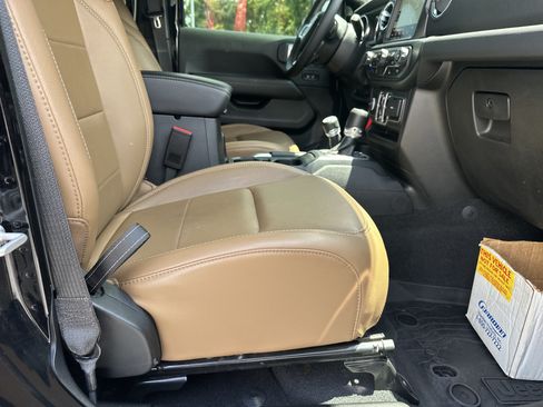 Used 2023 Jeep Wrangler Unlimited Sahara AWD/4WD image 17