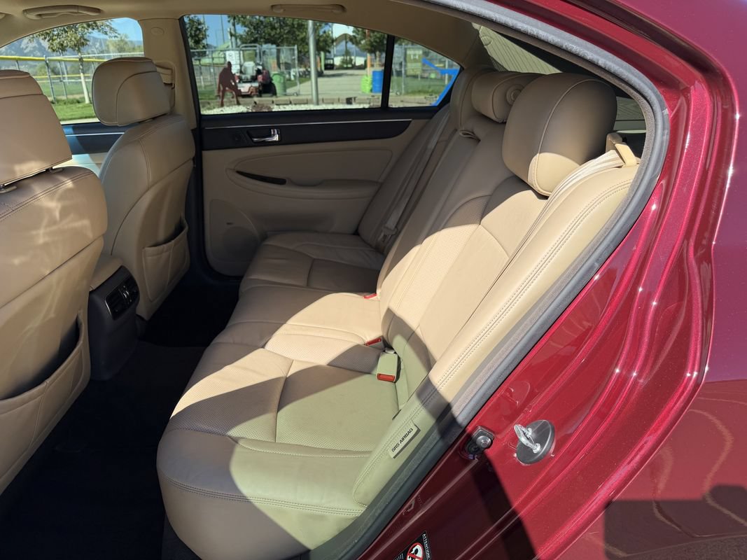 Used 2011 Hyundai Genesis 4.6 RWD image 14
