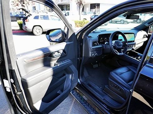 Used 2025 Chevrolet Suburban Z71 image 33