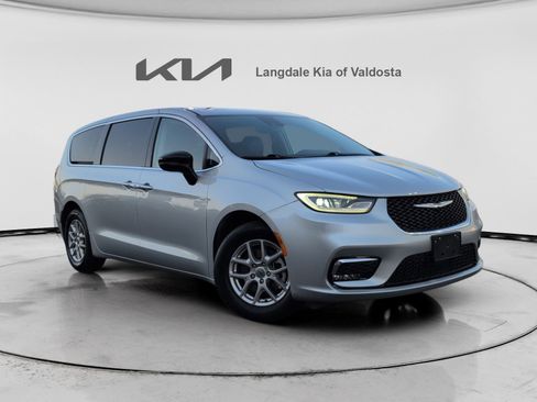 Used 2024 Chrysler Pacifica Touring-L FWD image 2
