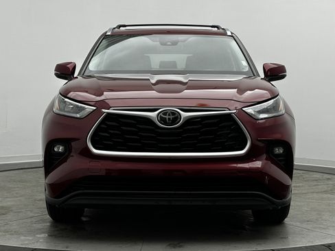 Used 2020 Toyota Highlander XLE image 2