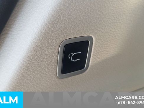 Used 2023 Chrysler Voyager LX FWD image 9