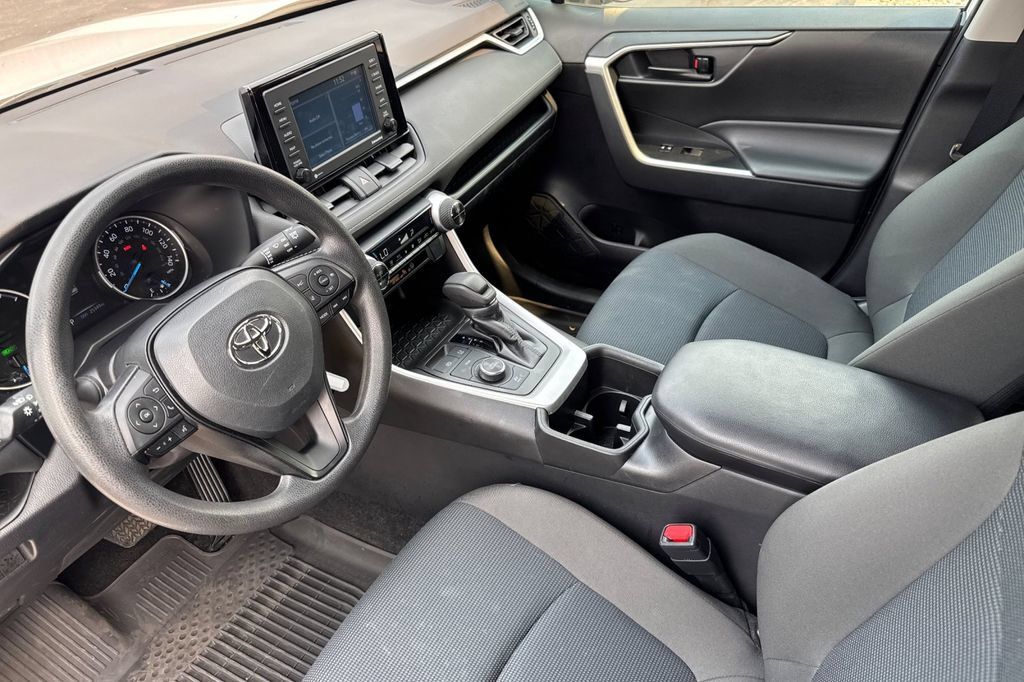 Used 2022 Toyota RAV4 LE AWD/4WD image 4