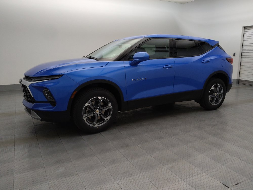 Used 2025 Chevrolet Blazer LT FWD image 2