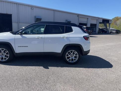 Used 2025 Jeep Compass Limited AWD/4WD image 3