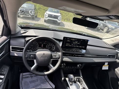 New 2025 Mitsubishi Outlander SE image 17