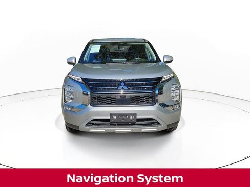 Used 2024 Mitsubishi Outlander SE image 2