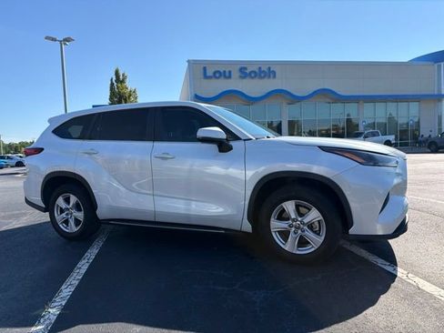 Used 2023 Toyota Highlander L FWD image 4