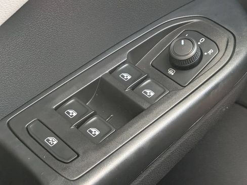 Used 2024 Volkswagen Taos SE w/ Panoramic Sunroof Package FWD image 24
