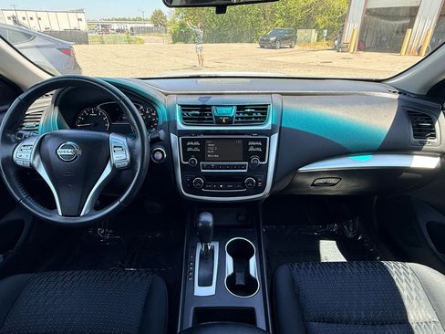 Used 2017 Nissan Altima 2.5 SV image 3