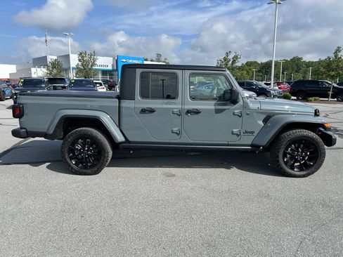 Used 2025 Jeep Gladiator Overland AWD/4WD image 8