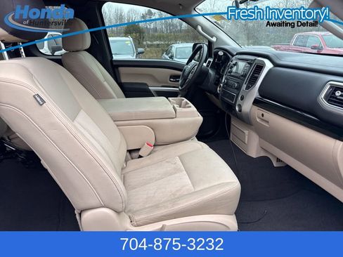 Used 2017 Nissan Titan SV image 12