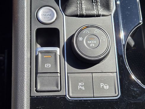 Used 2021 Volkswagen Atlas Cross Sport SEL Premium image 21