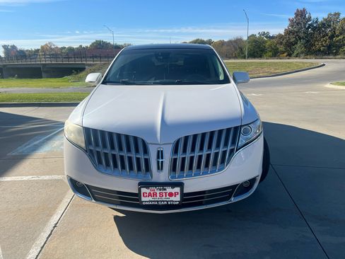 Used 2010 Lincoln MKT AWD image 3