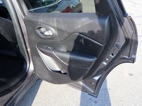 Used 2020 Jeep Cherokee Limited FWD image 33