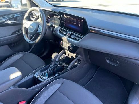 Used 2025 Chevrolet TrailBlazer LT AWD/4WD image 27