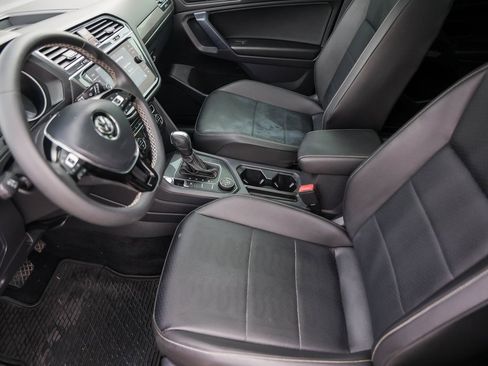 Used 2021 Volkswagen Tiguan SE w/ Panoramic Sunroof Package image 9