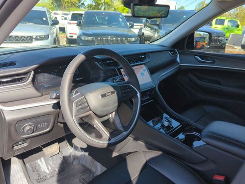 Used 2023 Jeep Grand Cherokee Limited w/ Luxury Tech Group II AWD/4WD image 12