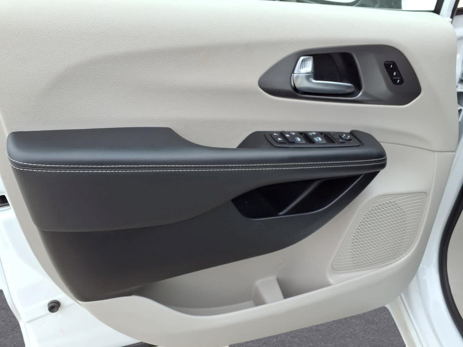 Used 2024 Chrysler Pacifica Touring-L FWD image 14