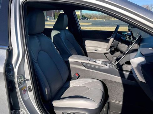 Used 2019 Toyota Avalon Limited image 8