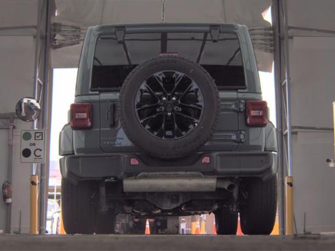 Used 2025 Jeep Wrangler Unlimited Sahara w/ Safety Group AWD/4WD image 8